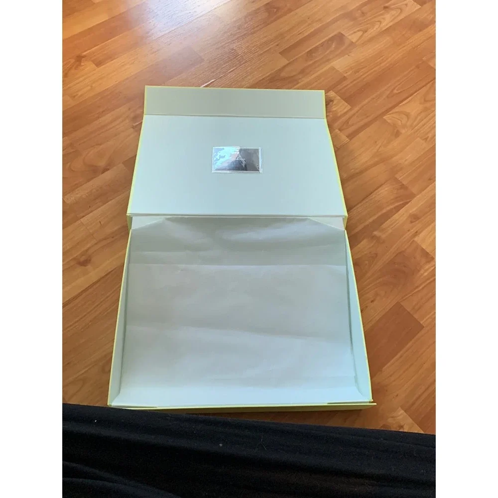 Self‎ Portrait empty box